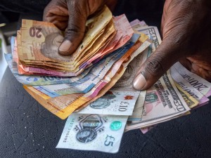 Critics: Zimbabwe’s New Currency Auction Unfairly Favors Big Business